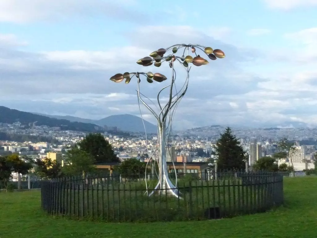Ausblick und Skulptur im Parque Itchimbia in Quito