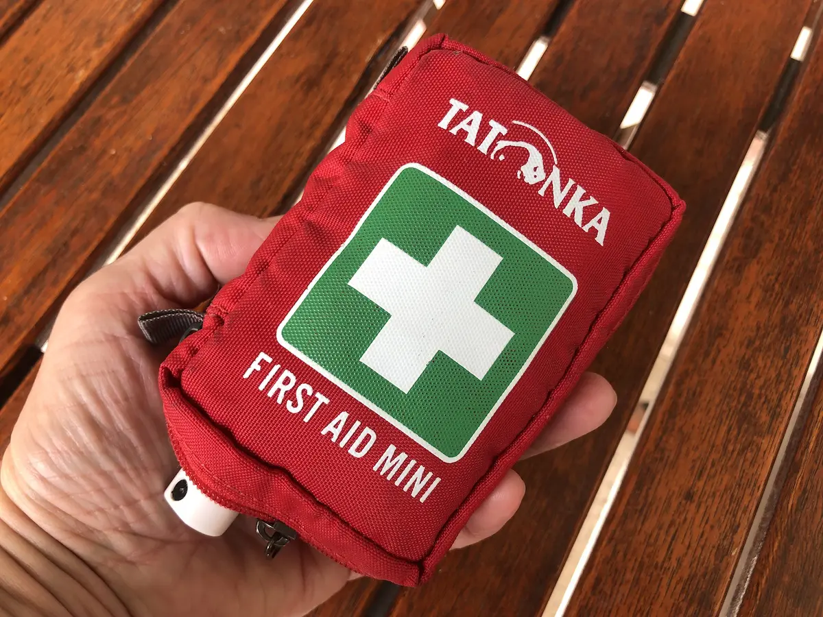 Kleines Notfallset für unterwegs mit Pflaster, Desinfektionsmittel, etc. aus der Reiseapotheke