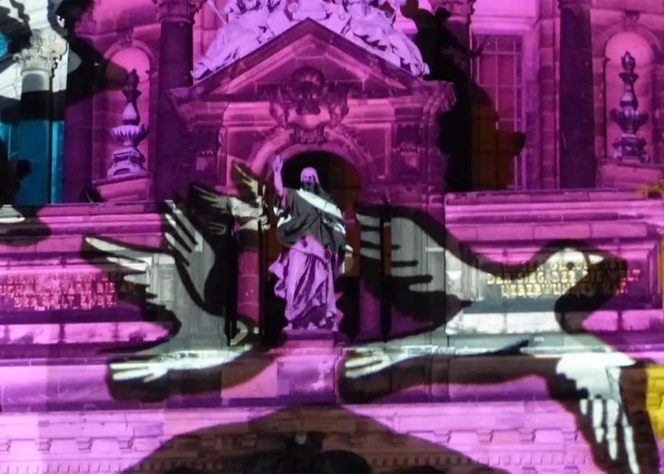Projektion auf dem Dom beim Festival of Lights in Berlin im Herbst