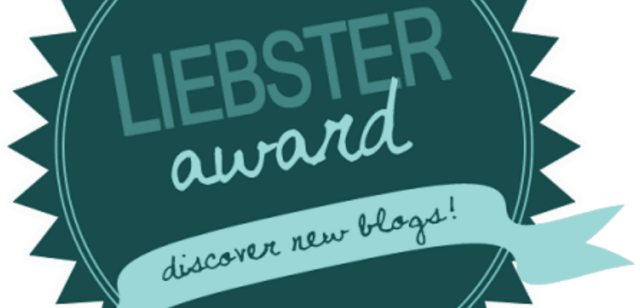 Ein blaugrünes Badge mit gezacktem Rand ziert in der Mitte stolz den „Liebster Award“. Darunter prangt auf einem hellblauen Band die Aufschrift „Entdecke neue Blogs!“. Das Design ähnelt einem Gütesiegel und ist ideal, um neue familienfreundliche Inhalte zu präsentieren – perfekt für jeden Familienurlaub oder Familienausflug.