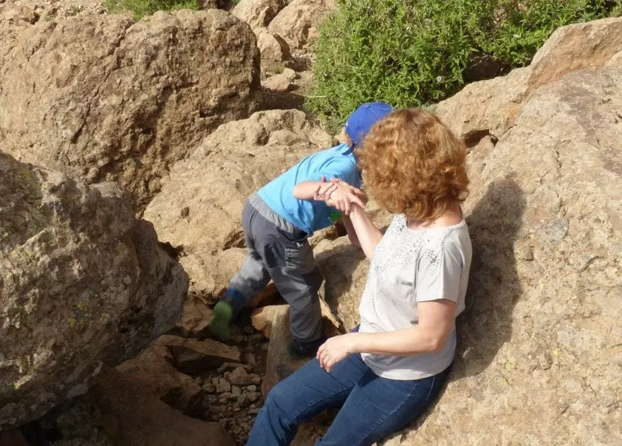 Wandern mit Kindern auf Gran Canaria in den Felsen am Roque Nublo