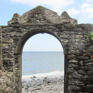 Blick durch einen Torbogen aufs Meer in Madeira
