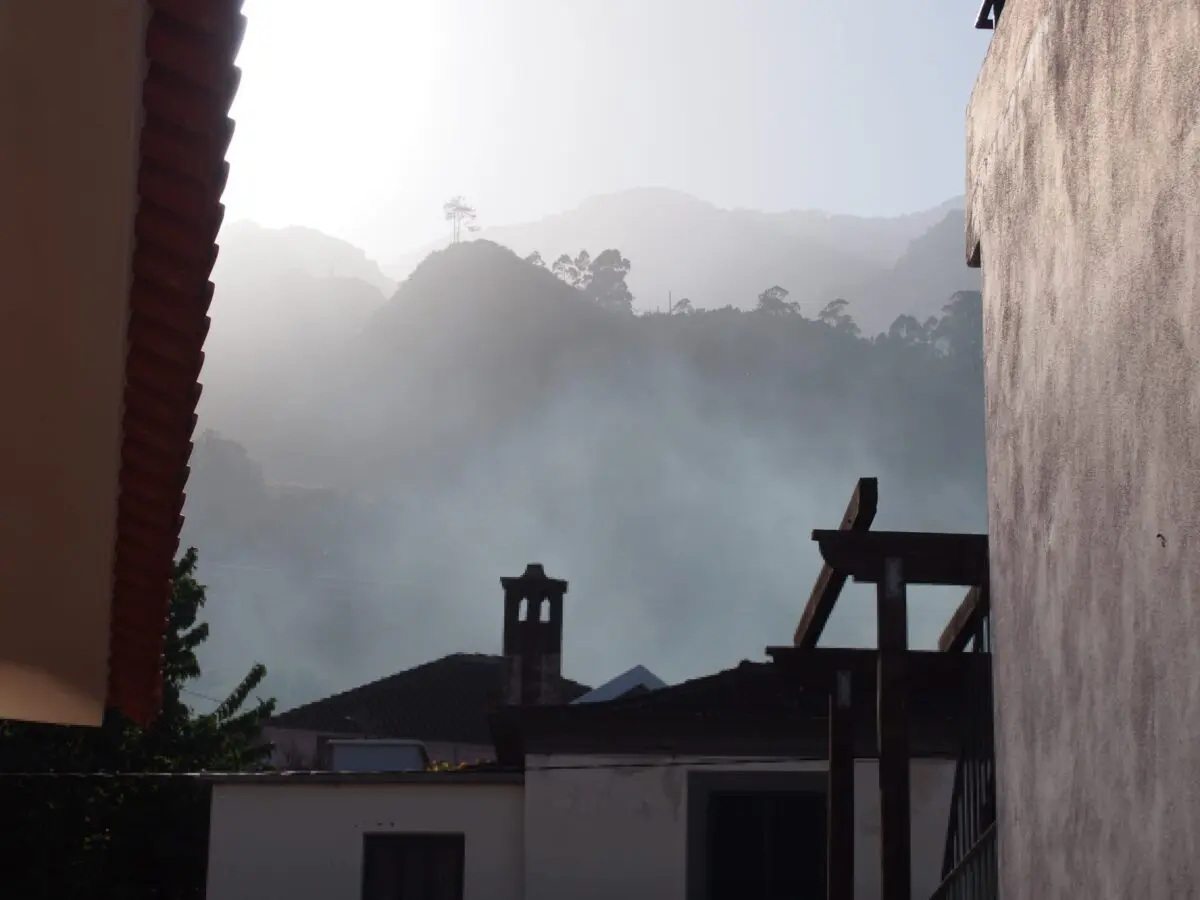 Berge auf Madeira im Nebel