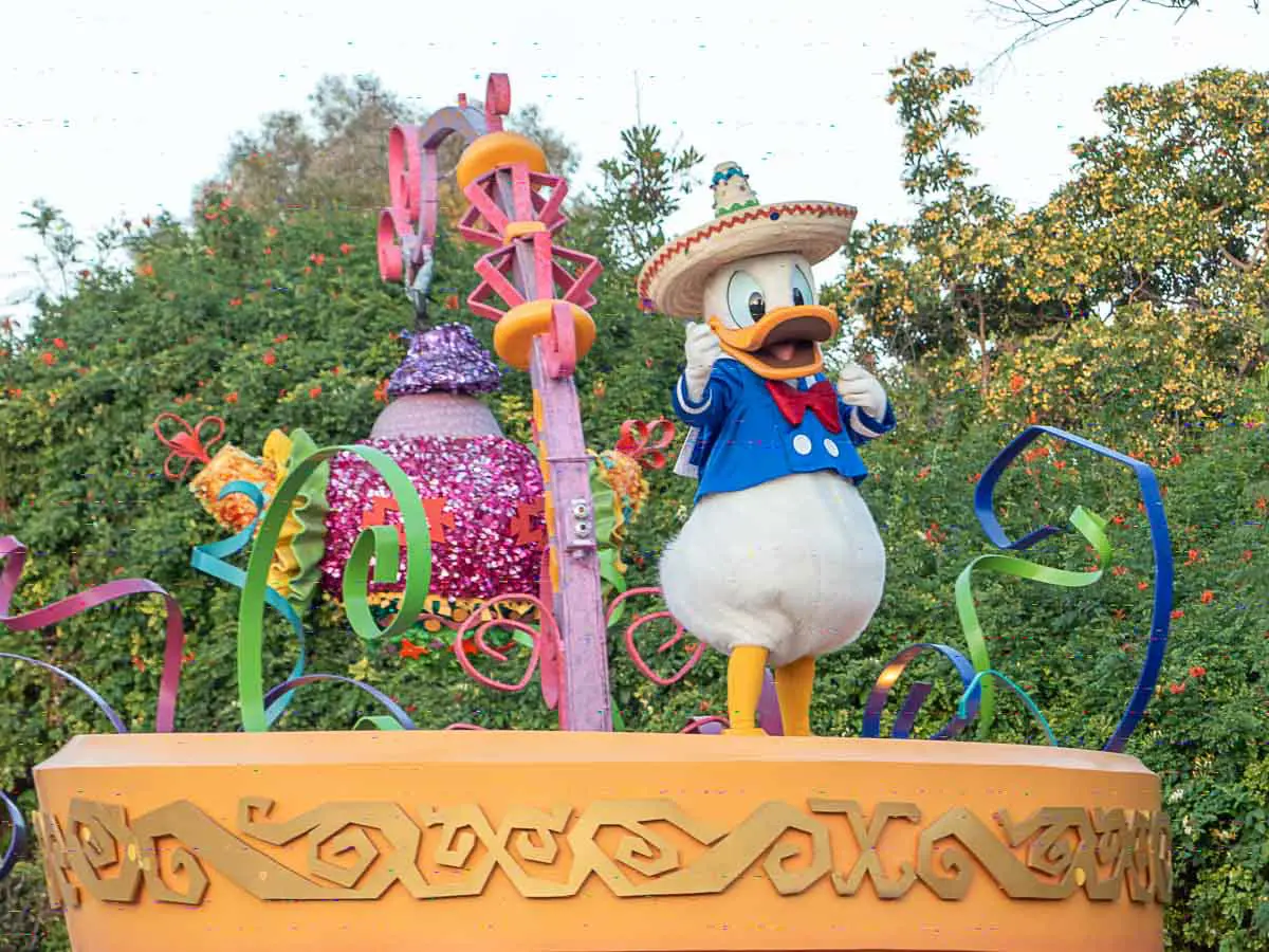 Disneyland-California-mit-Kindern-1080267 Ein prachtvoller Paradewagen mit einem Menschen im Kostüm von Donald Duck und weiteren Disney-Figuren bei der täglichen Parade im Disneyland California