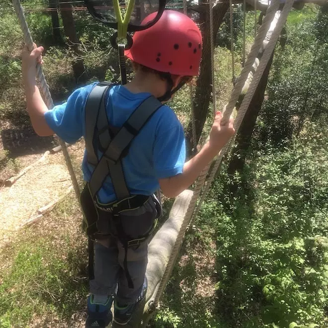 Kletterwald mit Kind - Balkenbrücke