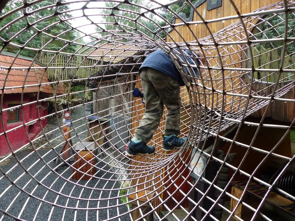 KulturinselEinsiedelKindGitterröhre