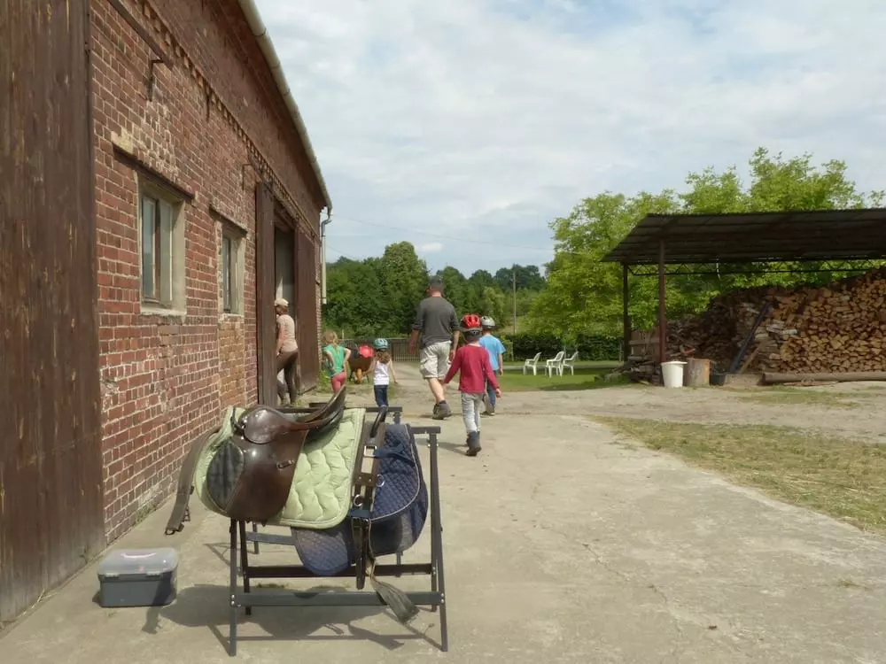 Mit Kindern auf dem Reiterhof - Sattel und Stall
