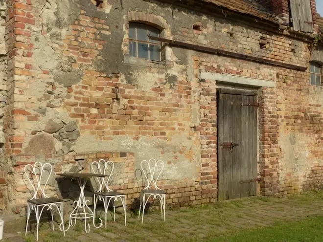 Nebengebäude auf dem Reiterhof mit Kindern in Polen