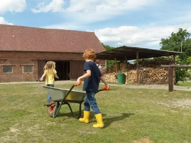 Reiterhof mit Kindern - Schubkarre