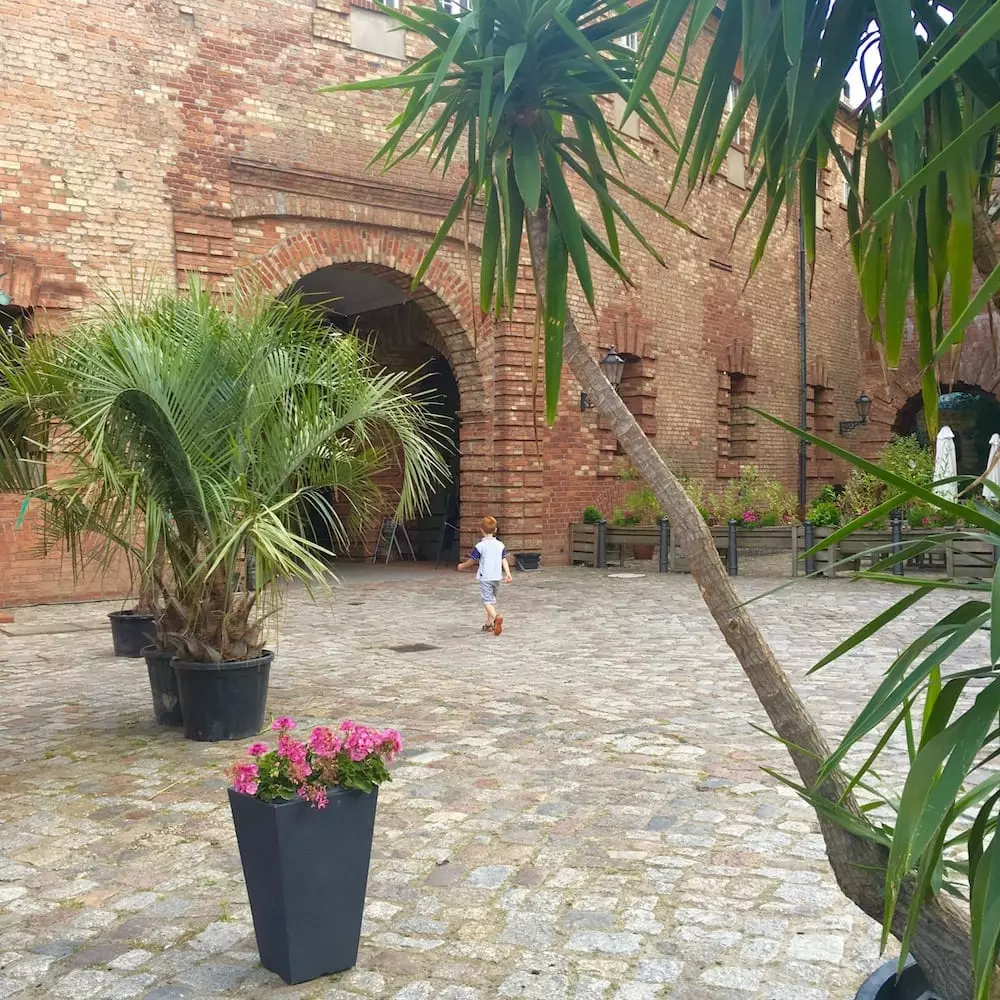 Zitadelle Spandau mit Kindern : Hof mit Palmen
