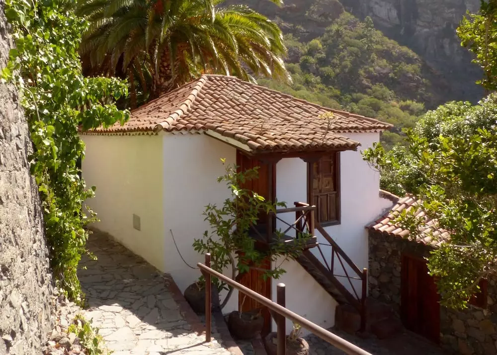 teneriffa-mit-kind-typisches-kanarisches-haus