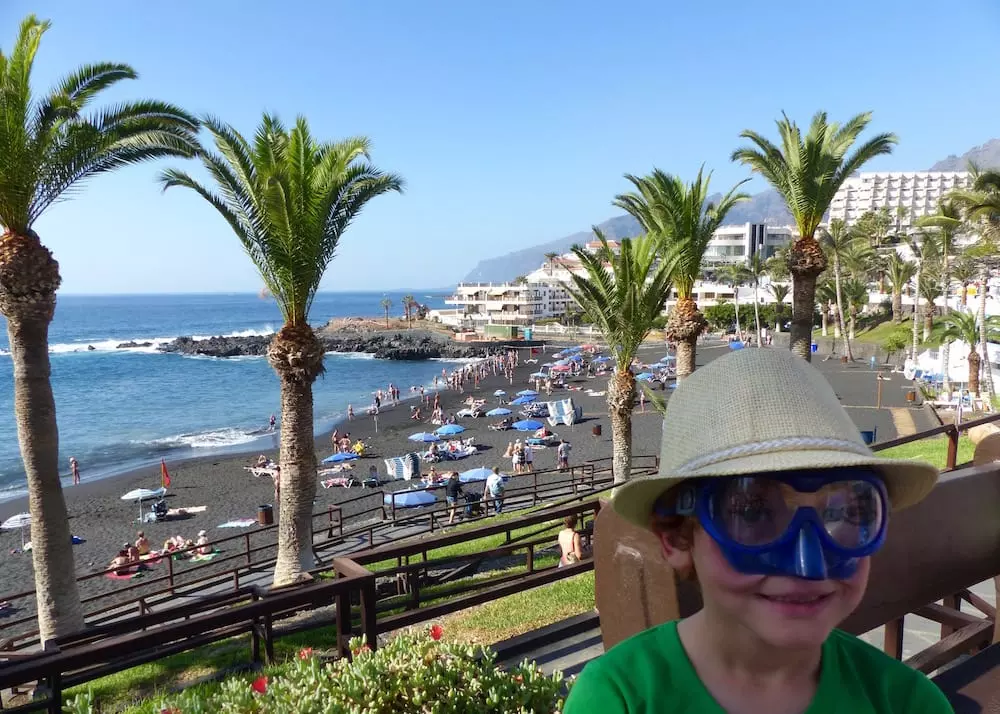 teneriffa-mit-kindern-schwarzer-sandstrand