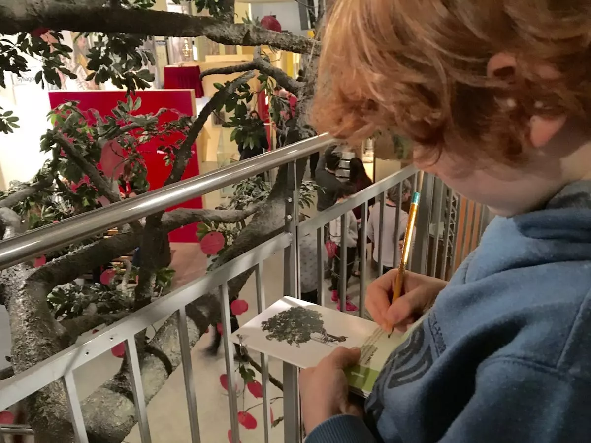 Granitapfelbaum im Jüdischen Museum Berlin mit Kind Kinderrallye des Jüdischen Museums Berlin