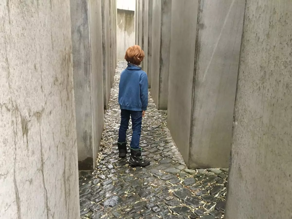 Mit Kindern ins Jüdische Museum Berlin Ins Jüdische Museum Berlin mit Kind - Betonstelen