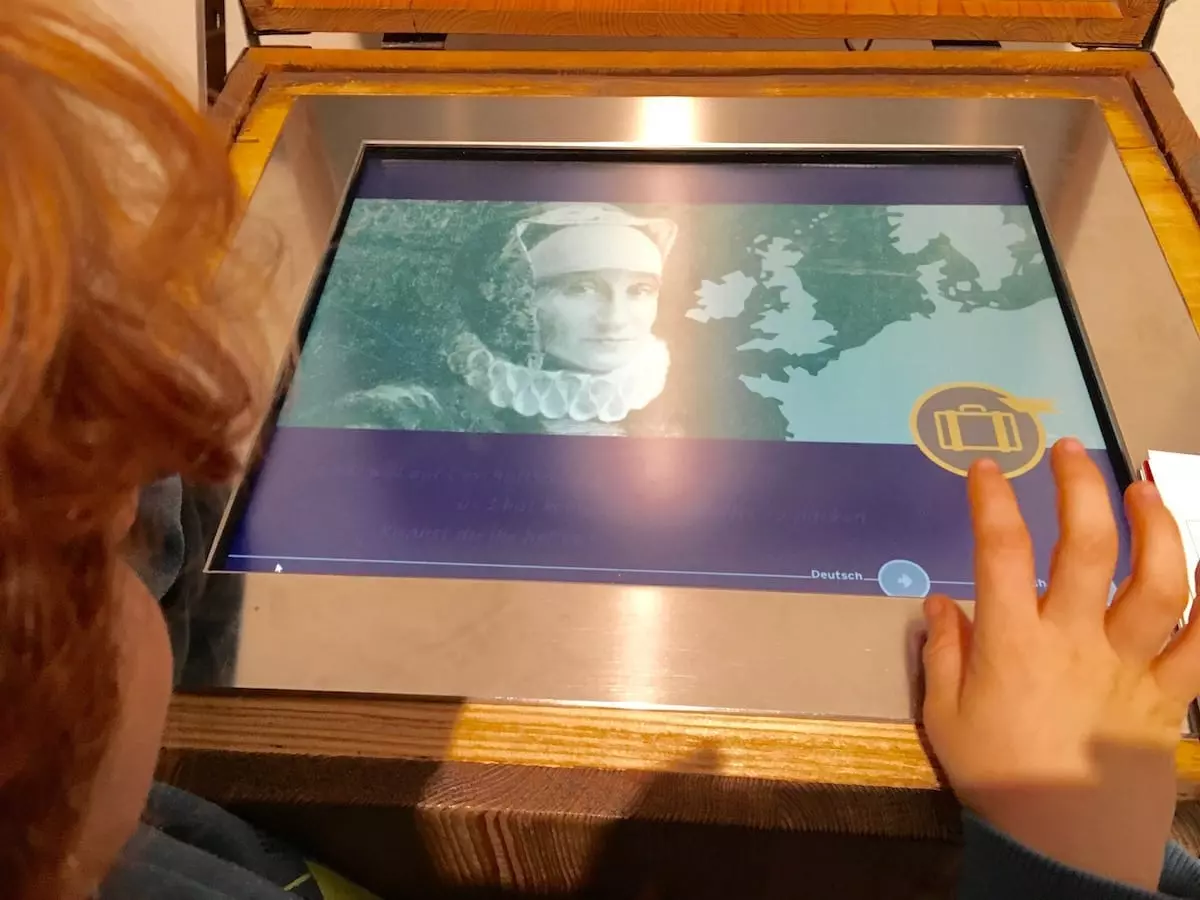 interaktiver Touchscreen im Jüdischen Museum Ins Jüdische Museum Berlin mit Kind - virtuelles Kofferpacken