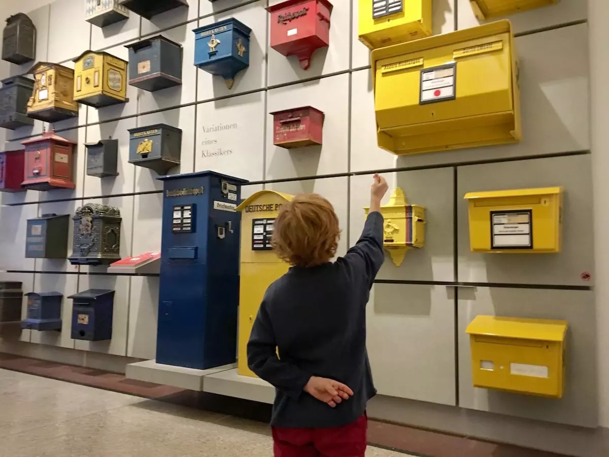 Museumsbesuch mit Kindern in Berlin Kommunikationsmuseum Berlin mit Kind: Briefkastensammlung