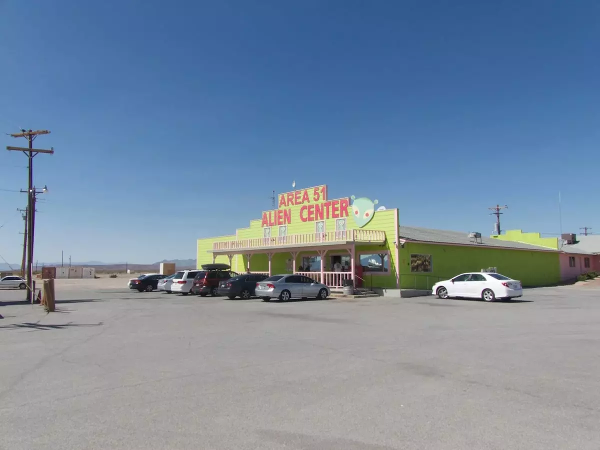 Death Valley mit Kind - außerirdische Tankstelle auf dem Weg dorthin
