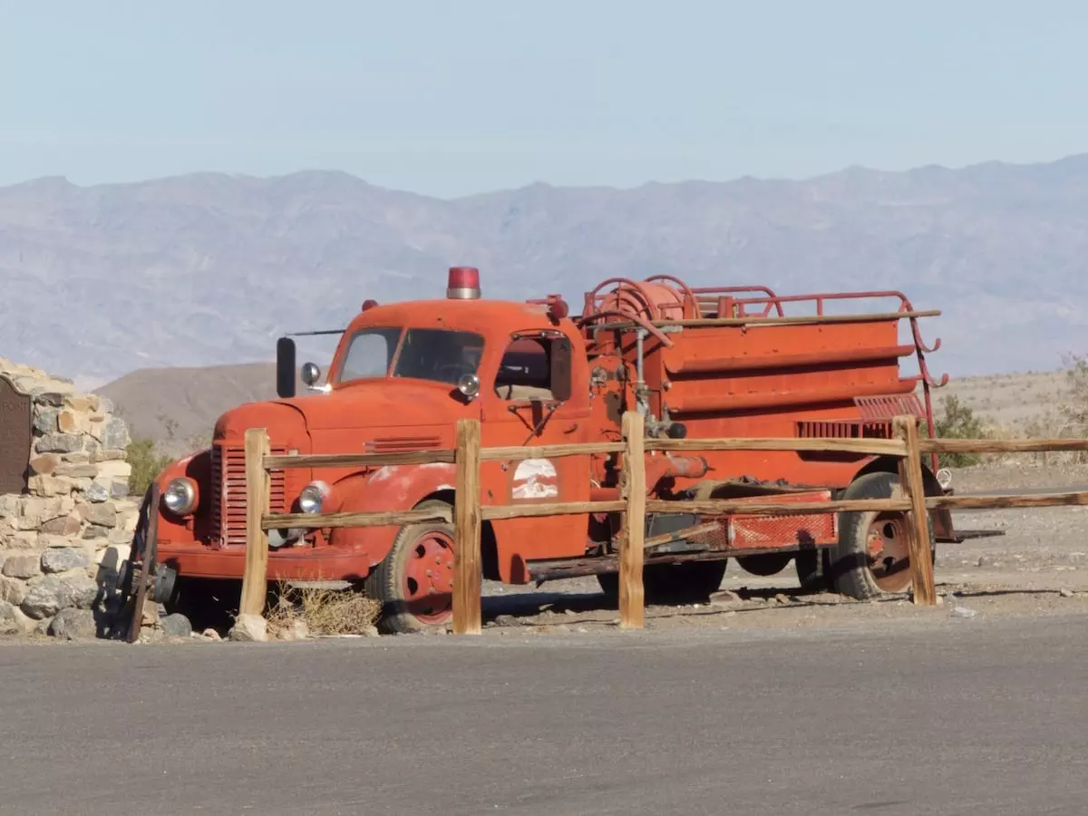 USA Roadtrip mit Kind im Wohnmobil Death Valley (USA): Feuerwehr Oldtimer