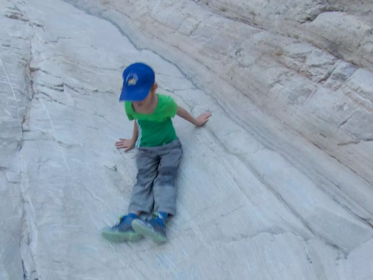 Wohnmobiltour USA mit Kind im Death Valley Wandern Death Valley mit Kind - Marmorrutsche