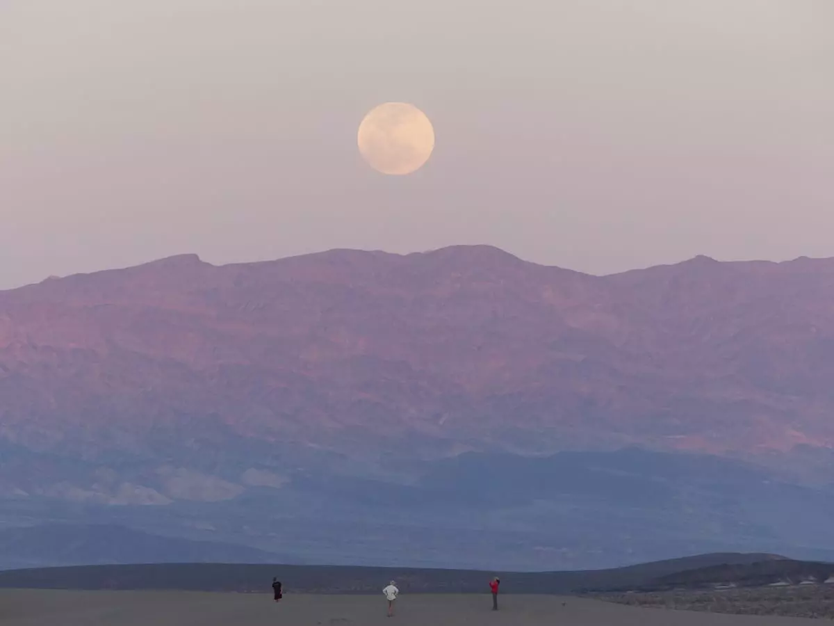 USA im Wohnmobil mit Kind - Death Valley Mondaufgang im Death Valley