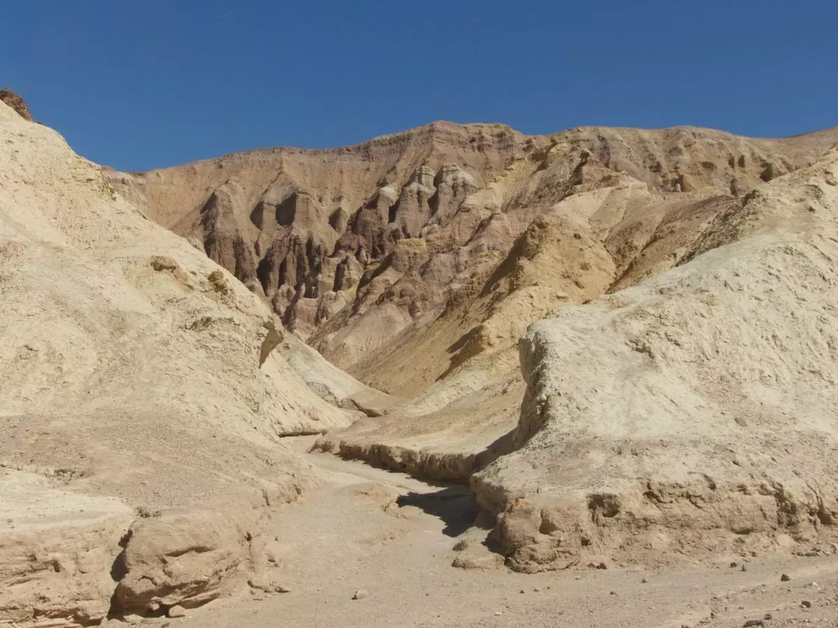 Death Valley mit Kind - Felgenlandschaft Death Valley mit Kind - Felsenformation Red Cathedral