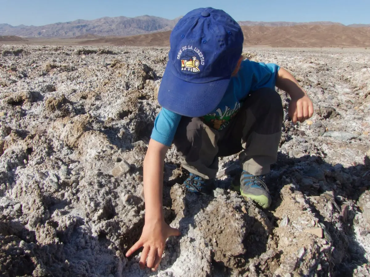 Death Valley mit Kind - Devils Playground Salzige Erde Death Valley mit Kind - Salzkruste