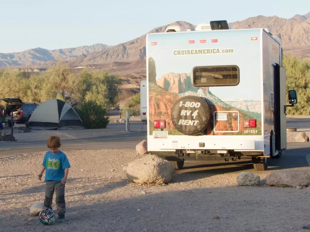 Death Valley mit Kind - Fußballspielen am Wohnmobil Death Valley mit Kind - Wohnmobilstellplatz Furnace Creek