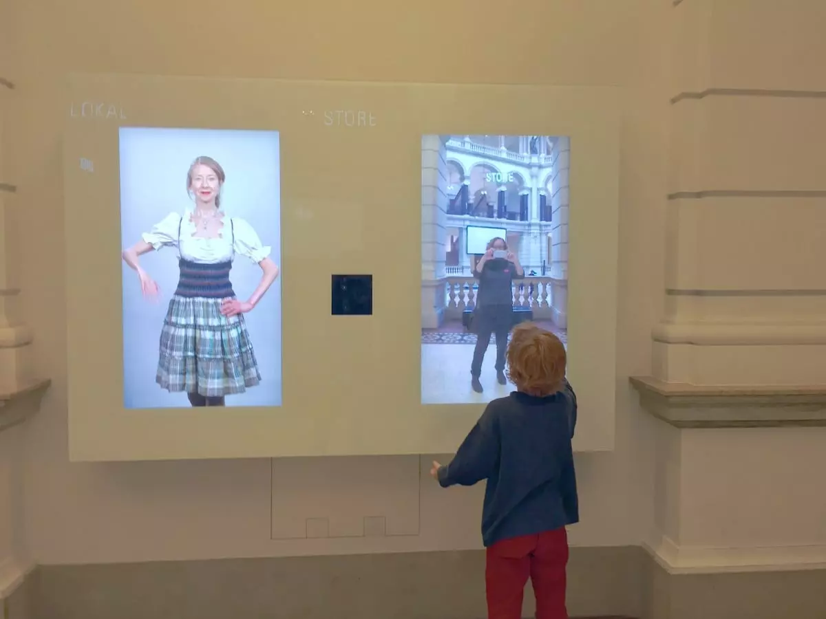 Kinder staunen über Technik im Museum Kommunikationsmuseum Berlin mit Kind - Mama aufm (Bild)Schirm