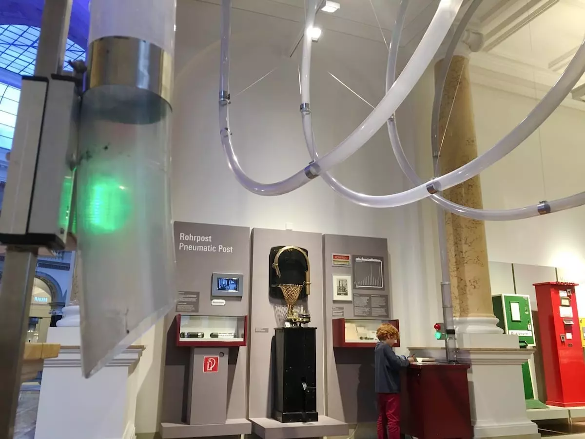 Mit Kindern ins Museum Kommunikationsmuseum Berlin mit Kind: Rohrpostanlage