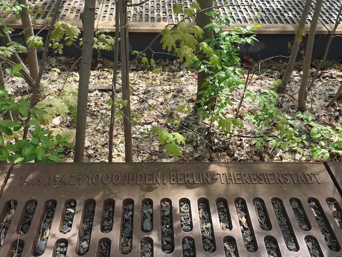 Berlin S-Bahnhof Grunewald Gedenkort Gleis 17 mit Kind