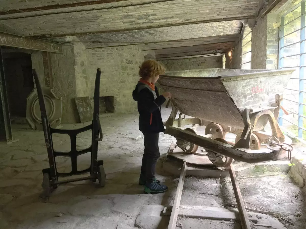 Museumspark Rüdersdorf mit Kind - Lore in der Schachtofenbatterie