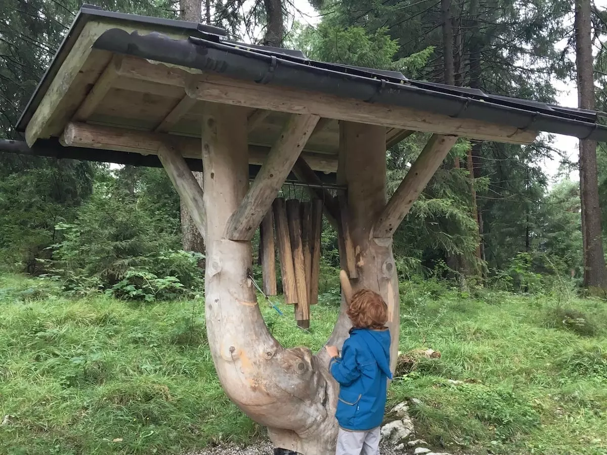 Sommerurlaub mit Kindern in den Alpen - Walderlebnispfad Farchant
