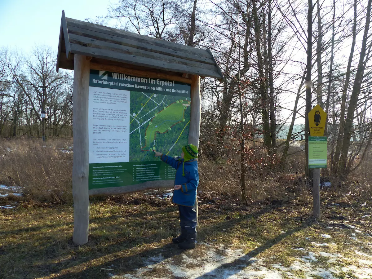 Wandern mit Kindern im Naturschutzgebiet Erpetal - Wegweiser am Naturlehrpfad