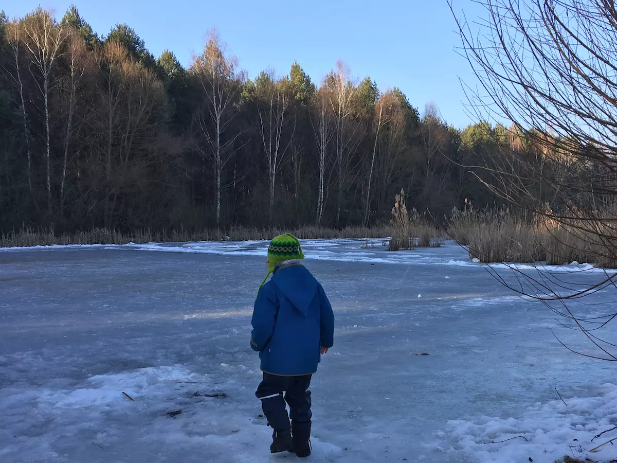 Wandern mit Kindern im Naturschutzgebiet Erpetal - zugefrorenes Überschwemmungsgebiet