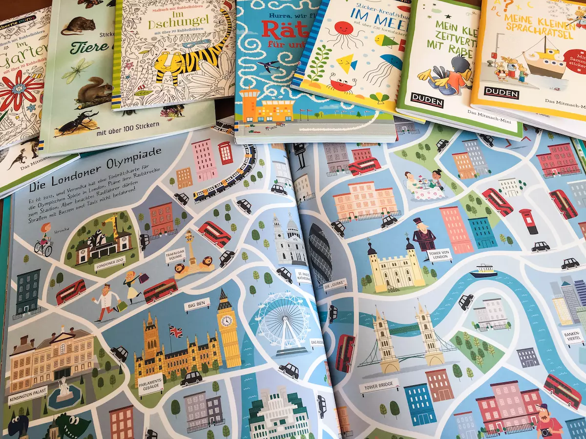 Kinder beschäftigen auf Reisen mit Mitmachbüchern