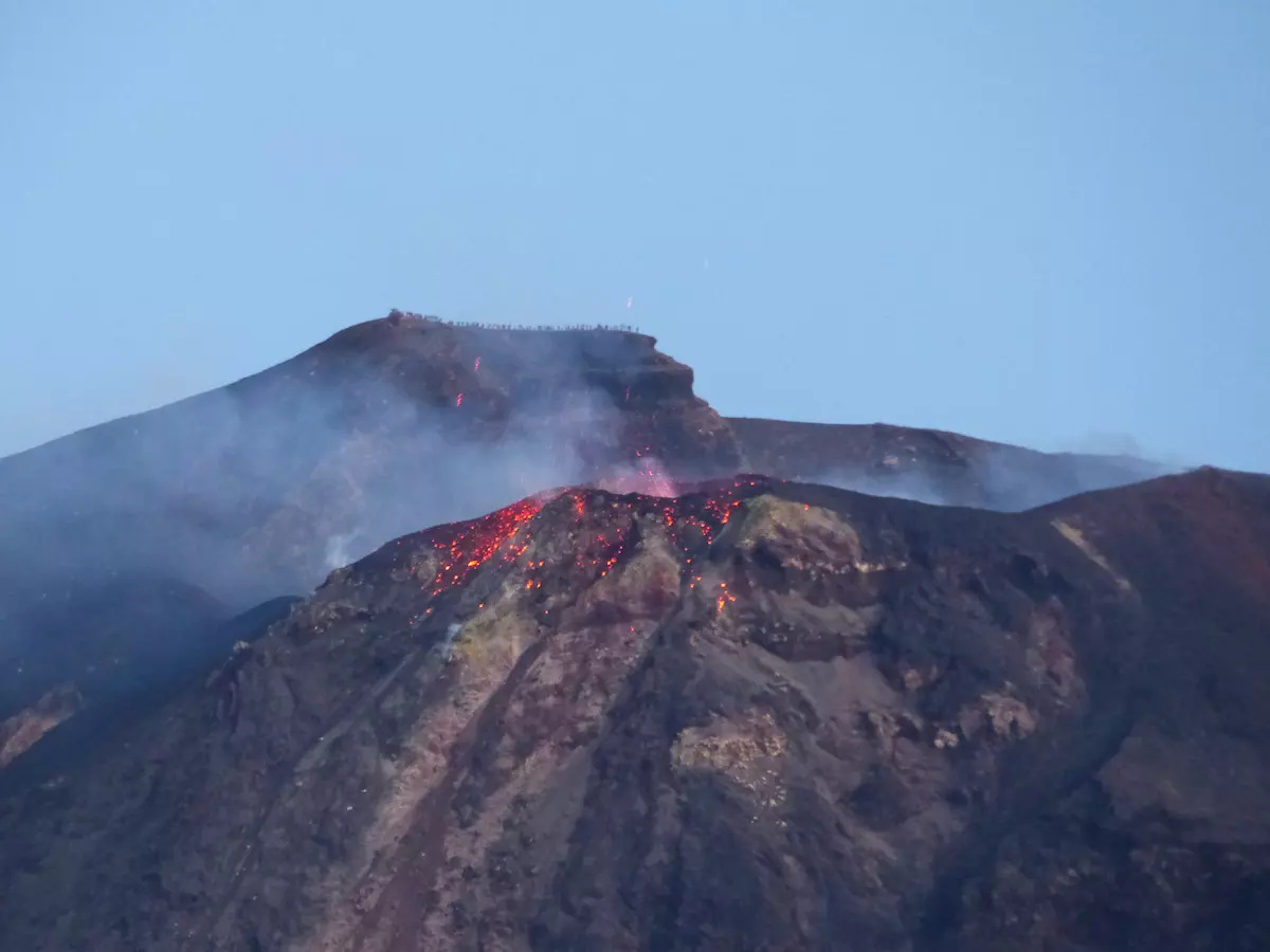 Der Stromboli spuckt Lava