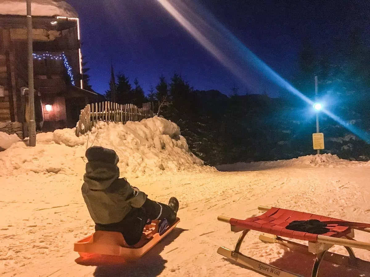 Skiurlaub am Achensee mit Kindern - Rodelbahn bei Pertisau bei Flutlicht
