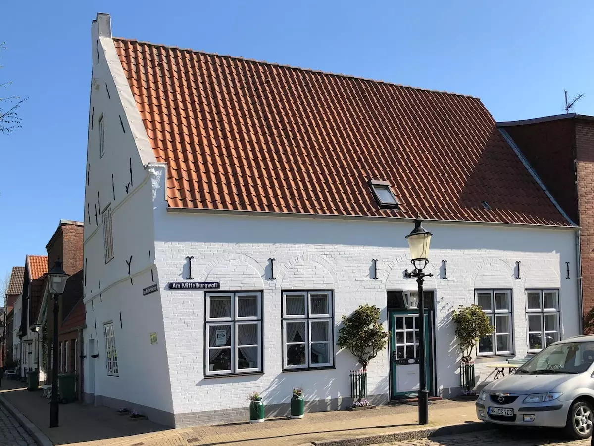 Schiefes Haus in Friedrichstadt, Nordfriesland, Nordsee
