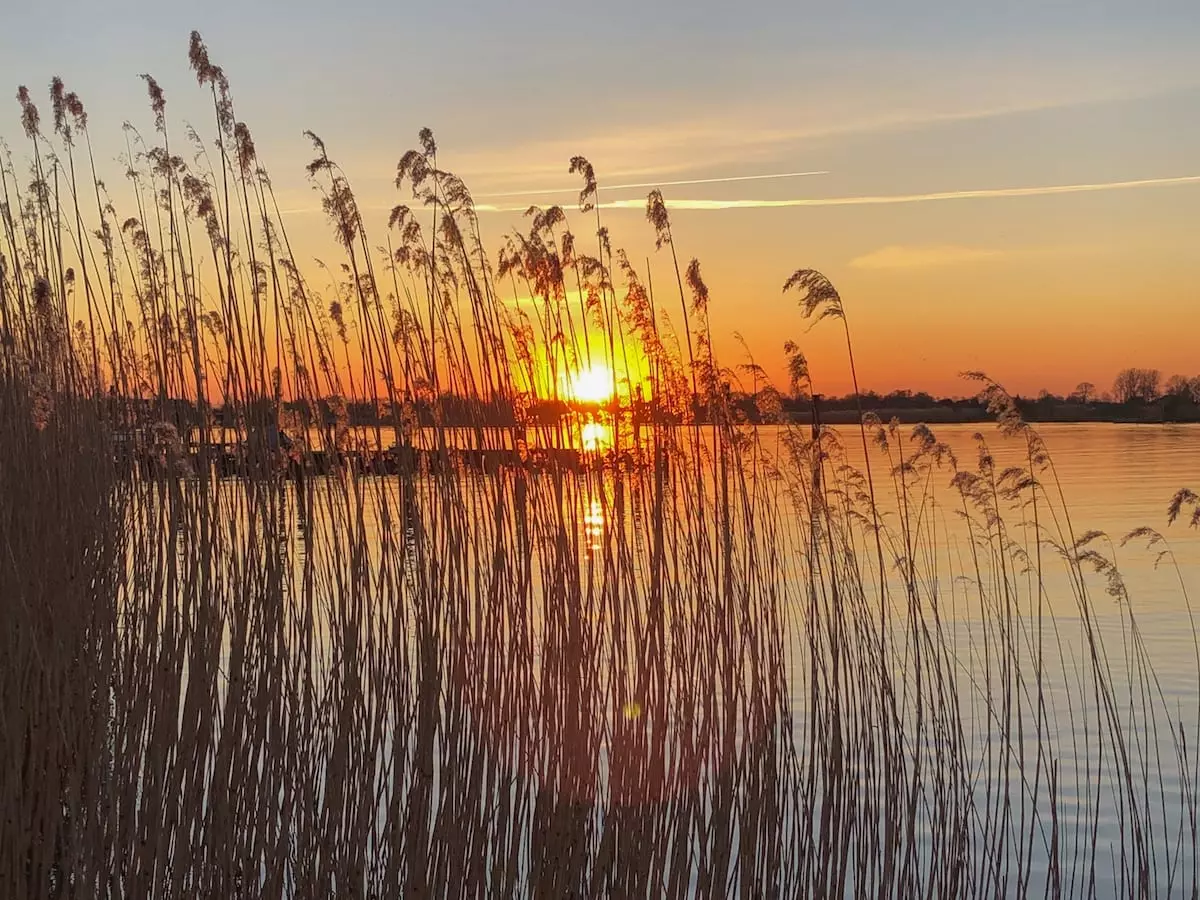 Sonnenuntergang an der Treene im Familienurlaub in der Jugendherberge Friedrichstadt