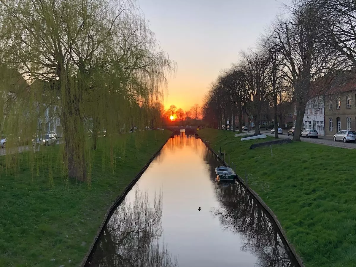 Sonnenuntergang über den Grachten von Friedrichstadt