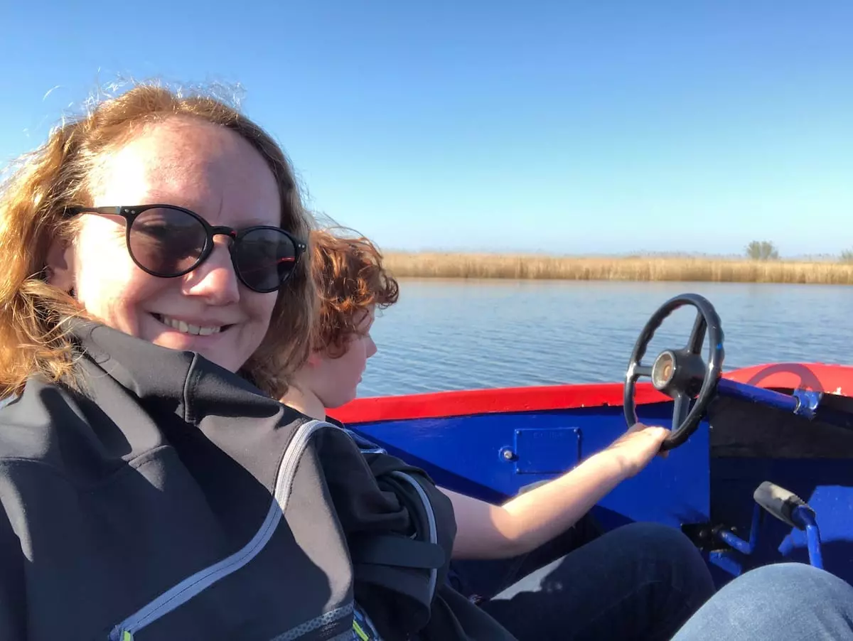 Tretboot auf der Treene im Familienurlaub in der Jugendherberge Friedrichstadt