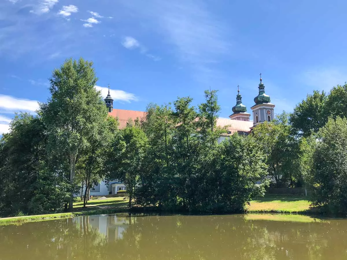 Barocke Klosterkirche Basilika Waldsassen aus dem Park mit Teich