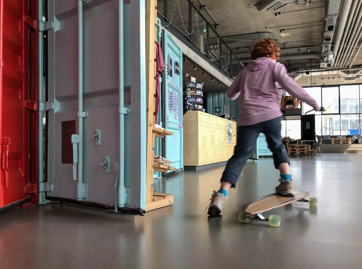 Dock Inn Warnemünde mit Kind beim Longboarden