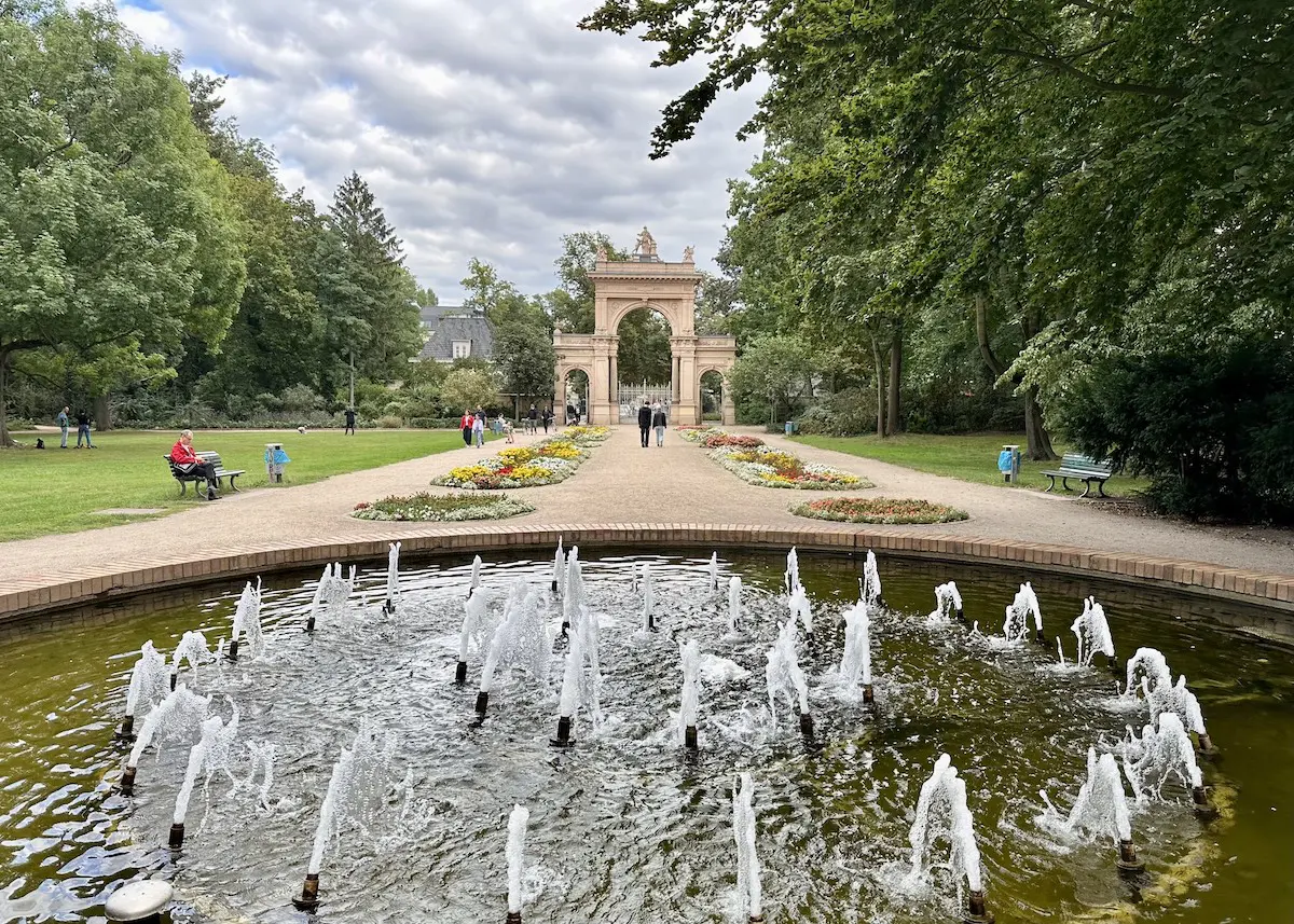 Springbrunnen und Eingangstor im Berliner Park Bürgerpark Pankow