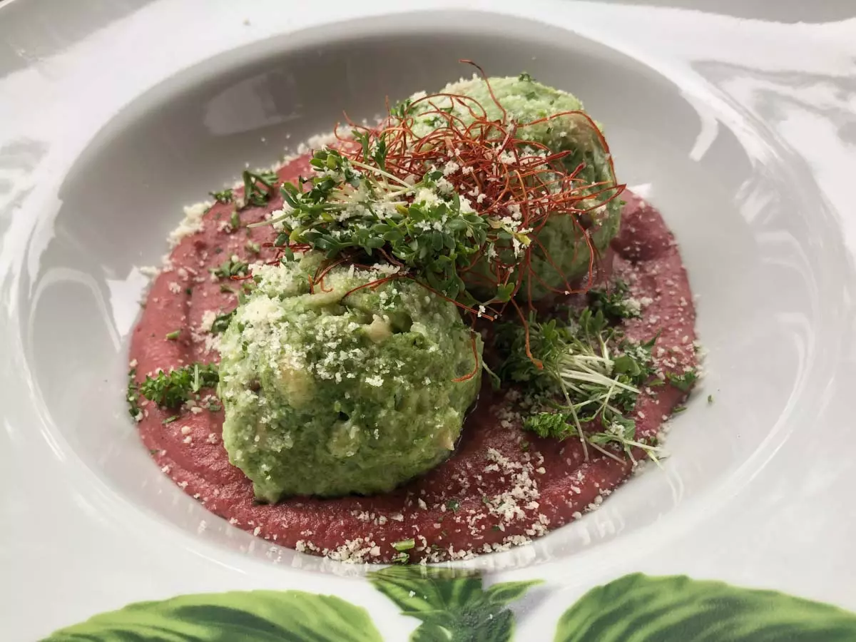 Essen in Berchtesgaden: Spinatknödel im Haus der Berge
