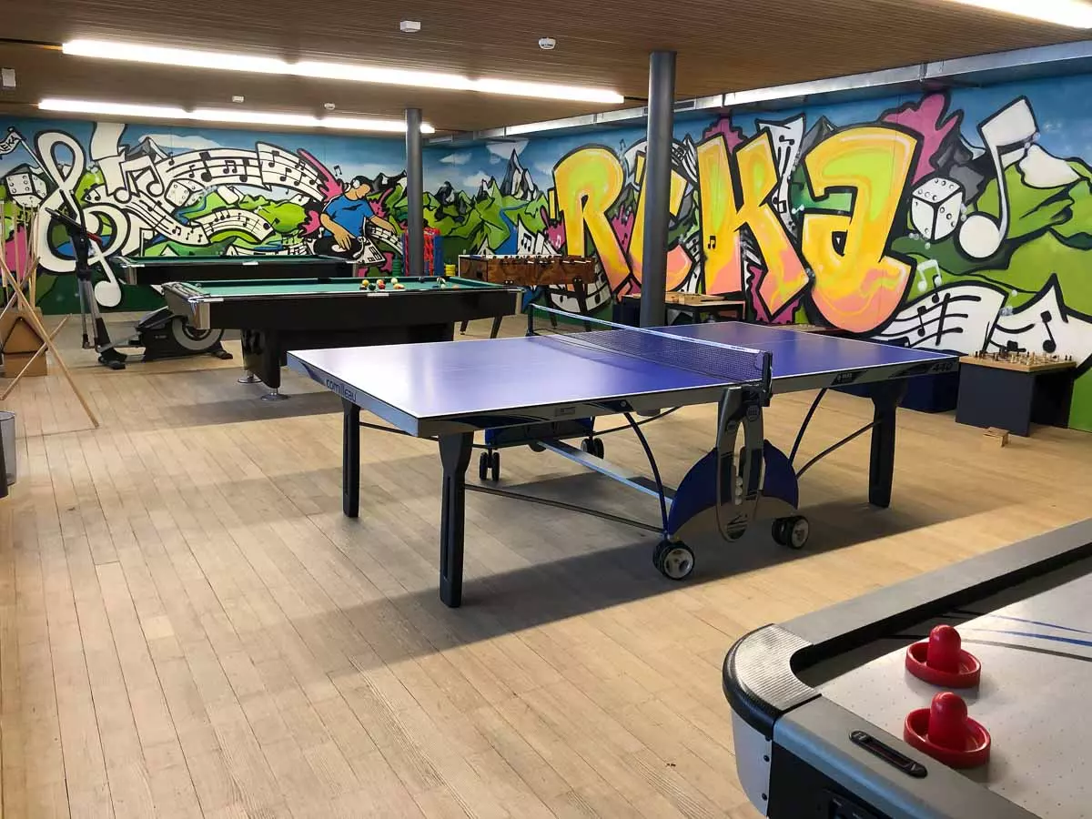 Familienurlaub Schweiz: Freizeitraum für Teenager im Reka Feriendorf Urnäsch