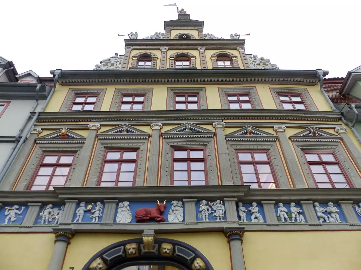 Eine der Top-Sehenswürdigkeiten in Erfurt: Haus zum Roten Ochsen am Fischmarkt