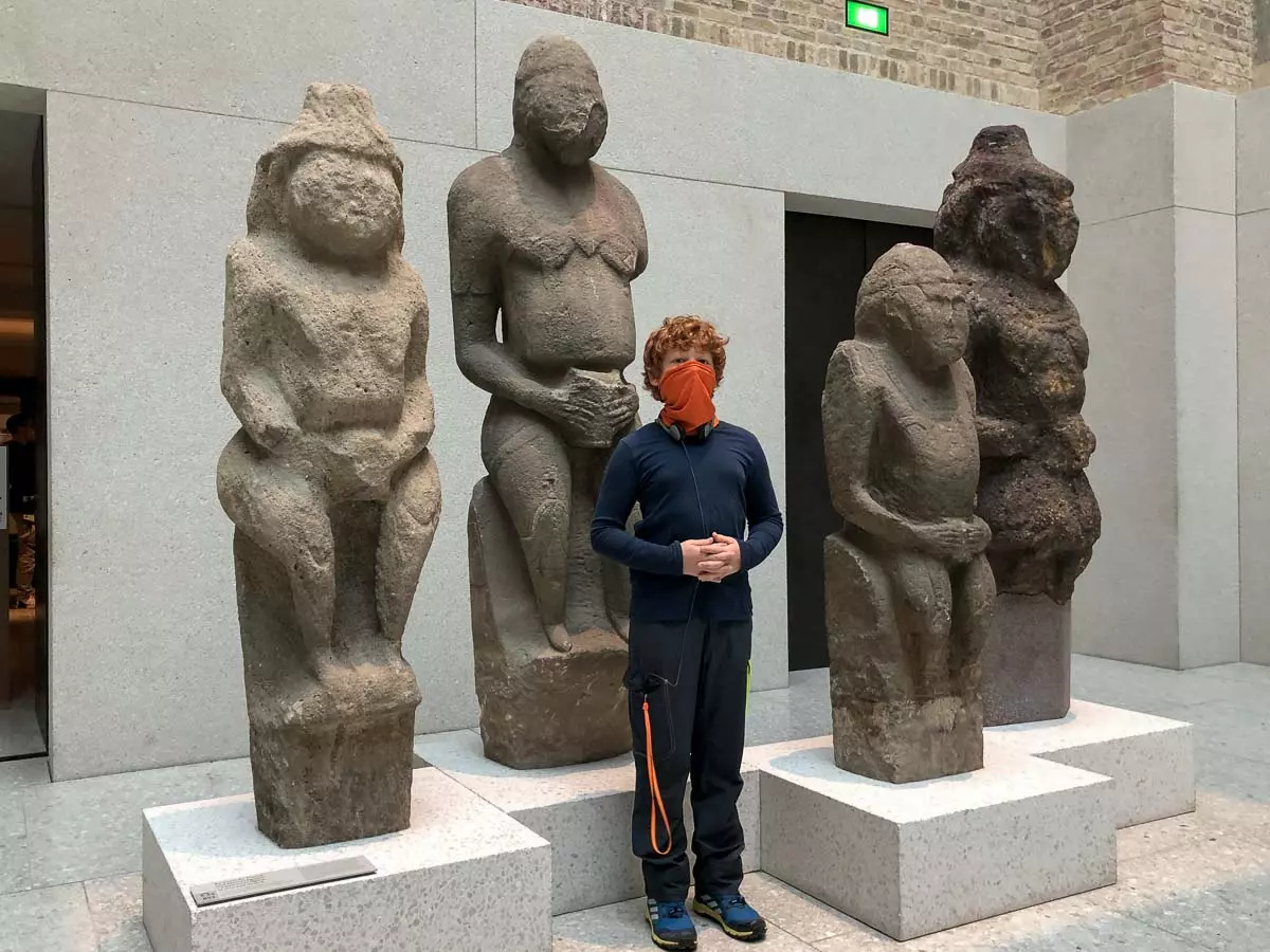 Mit Maske ins Museum