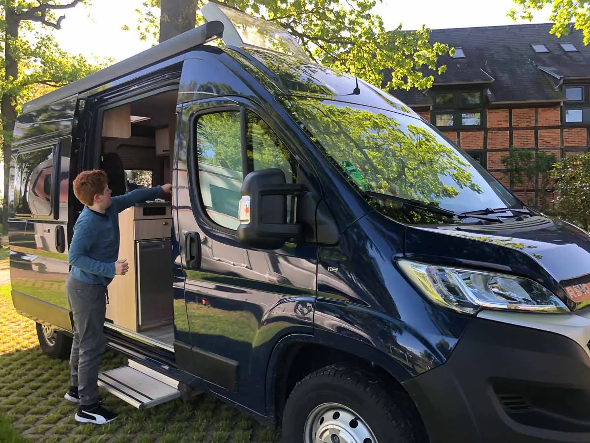 Kind am Wohnmobil in Brandenburg 