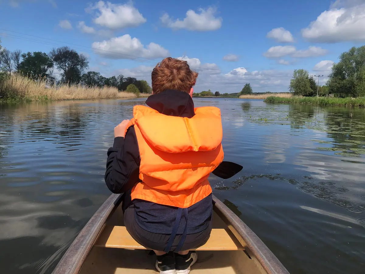 Kind beim Paddeln in der Prignitz auf der Löcknitz bei Lenzen (Brandenburg)